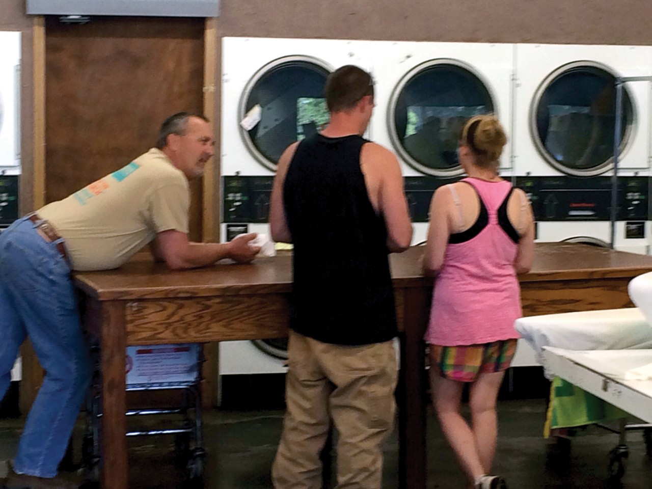 Mark Stansell sharing Christ with prospects in a laundry mat.