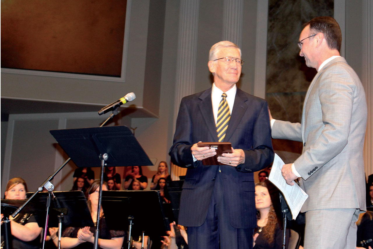 Bill Green, left, accepts the 2015 W. Hines Sims Award from Baptist Church Music Conference President Jeff Elkins, minister of music at Tulsa, First. (Photo: Brian Hobbs)