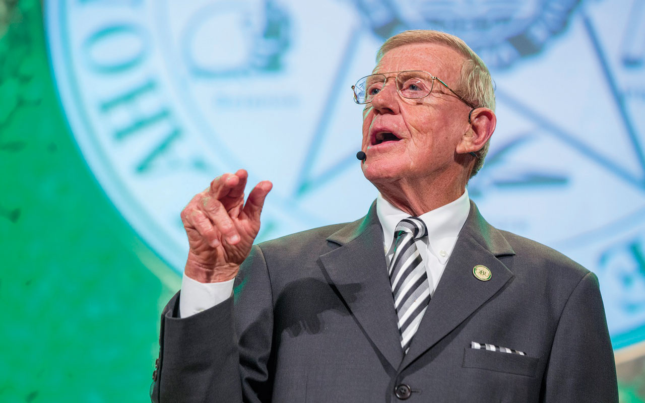 Holtz delivers inspirational message  during OBU’s Green and Gold Gala