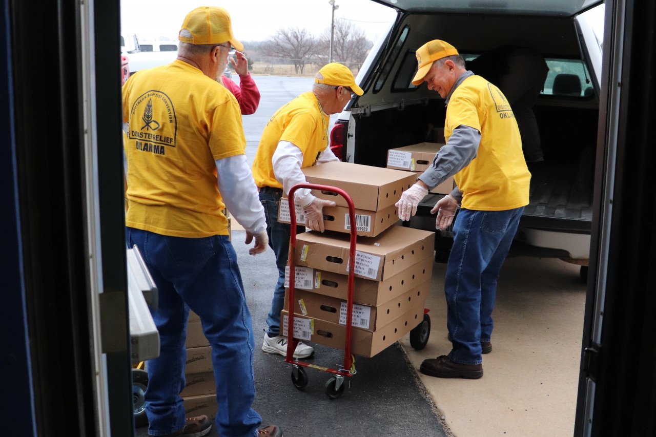 Disaster Relief volunteers prepare meals for group of federal employees affected by shutdown - Baptist Messenger of Oklahoma 1