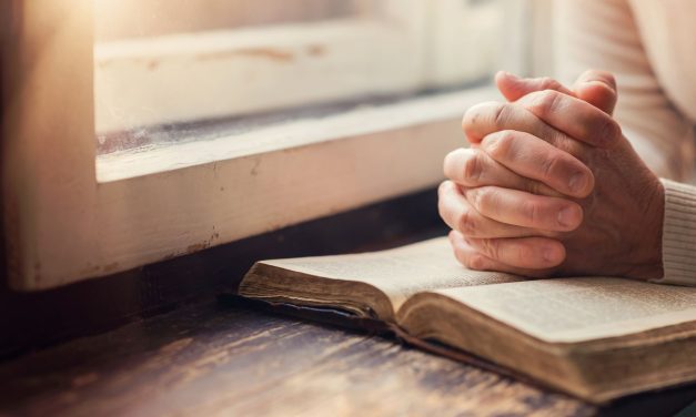 Pastors Encourage Personal Bible Reading Among Churchgoers