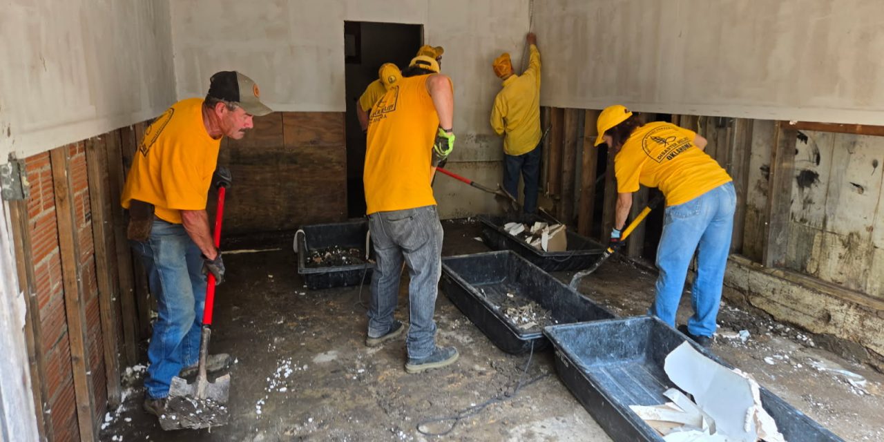 Oklahoma Baptist DR Shares Gospel with Homeowners in Texas During Flooding Response
